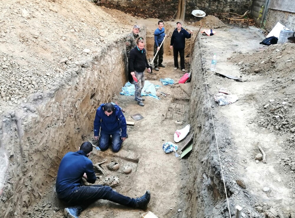 Morminte ale victimelor Securității, descoperite în Caransebeș. Ce s-a găsit la două dintre ele - Imaginea 7
