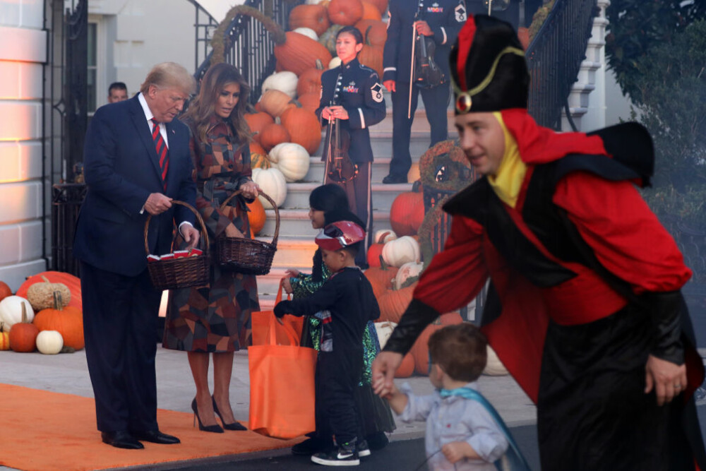 Halloween la Casa Albă. Cum și-au întâmpinat oaspeții Donald și Melania Trump. VIDEO - Imaginea 1