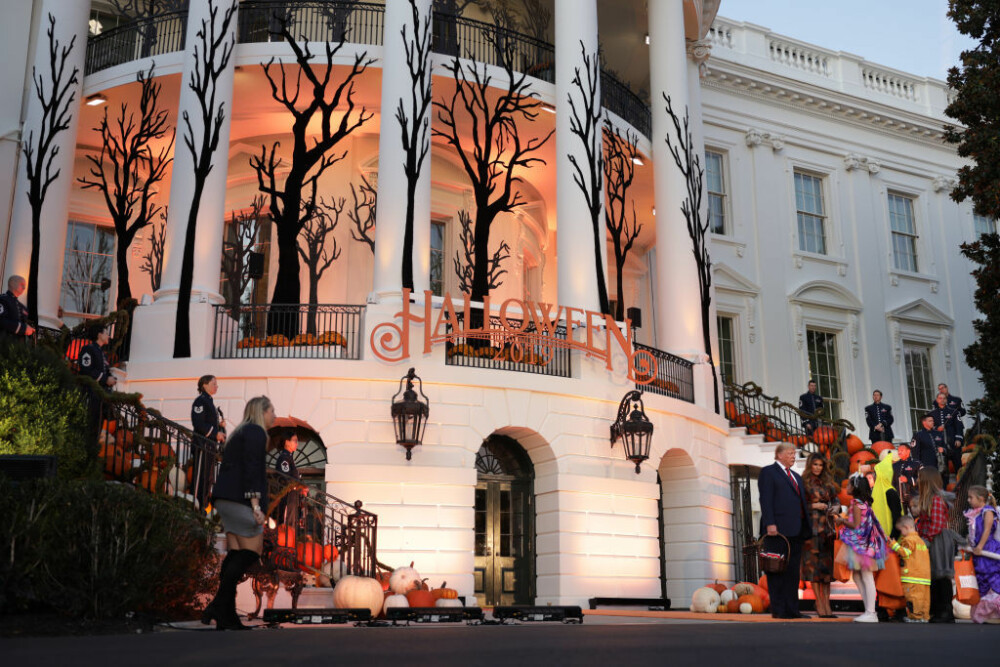 Halloween la Casa Albă. Cum și-au întâmpinat oaspeții Donald și Melania Trump. VIDEO - Imaginea 11