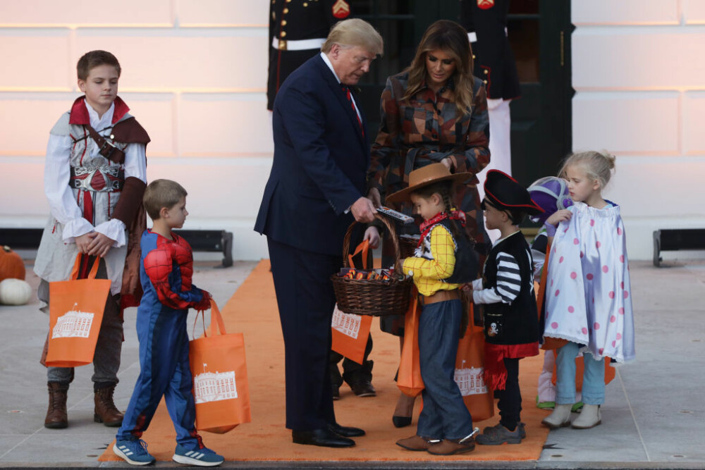 Halloween la Casa Albă. Cum și-au întâmpinat oaspeții Donald și Melania Trump. VIDEO - Imaginea 12