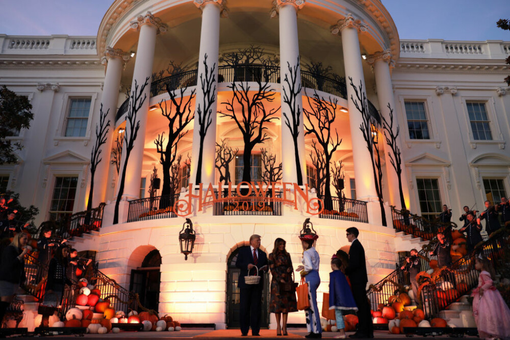 Halloween la Casa Albă. Cum și-au întâmpinat oaspeții Donald și Melania Trump. VIDEO - Imaginea 2
