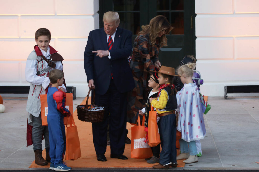 Halloween la Casa Albă. Cum și-au întâmpinat oaspeții Donald și Melania Trump. VIDEO - Imaginea 3