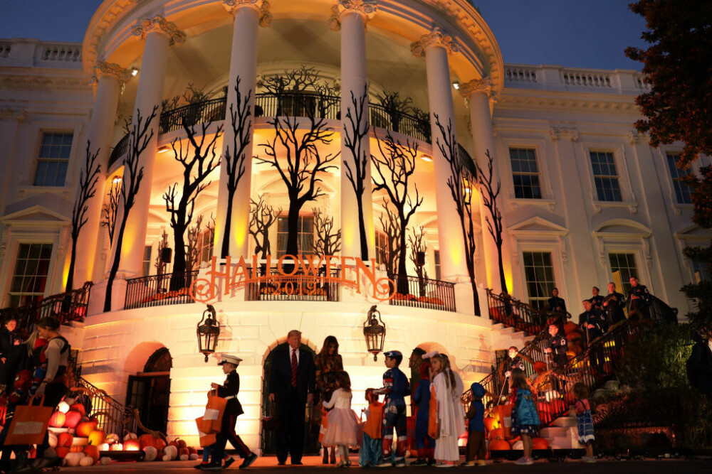 Halloween la Casa Albă. Cum și-au întâmpinat oaspeții Donald și Melania Trump. VIDEO - Imaginea 4