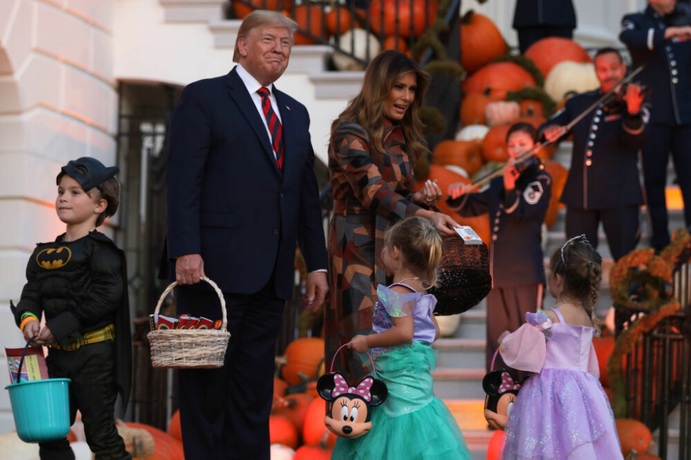 Halloween la Casa Albă. Cum și-au întâmpinat oaspeții Donald și Melania Trump. VIDEO - Imaginea 5