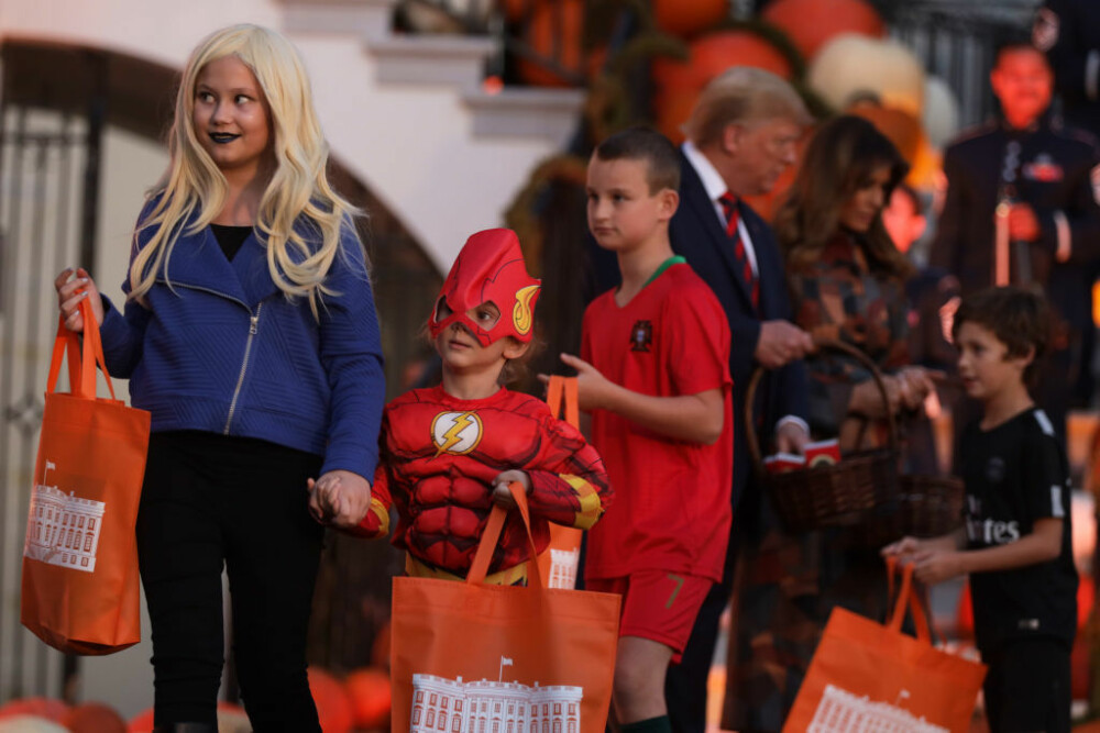Halloween la Casa Albă. Cum și-au întâmpinat oaspeții Donald și Melania Trump. VIDEO - Imaginea 6