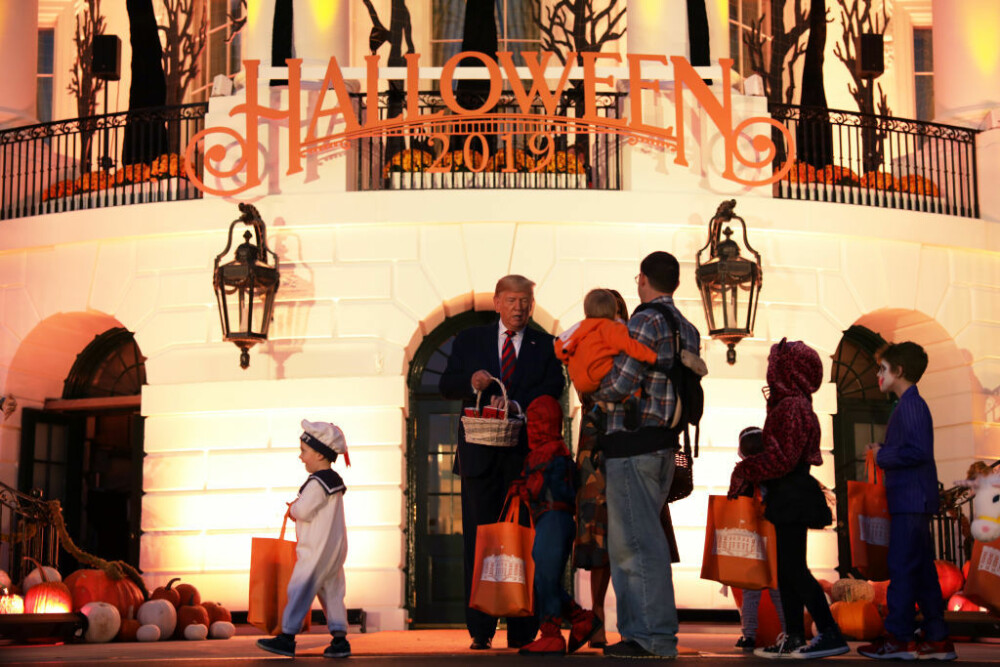 Halloween la Casa Albă. Cum și-au întâmpinat oaspeții Donald și Melania Trump. VIDEO - Imaginea 7
