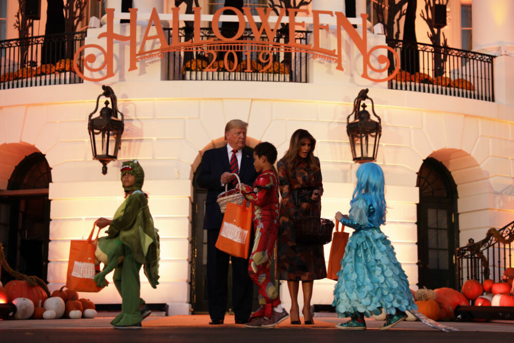 Halloween la Casa Albă. Cum și-au întâmpinat oaspeții Donald și Melania Trump. VIDEO - Imaginea 8