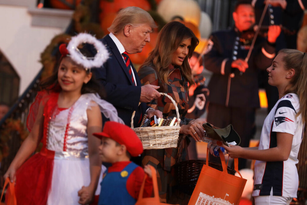 Halloween la Casa Albă. Cum și-au întâmpinat oaspeții Donald și Melania Trump. VIDEO - Imaginea 9