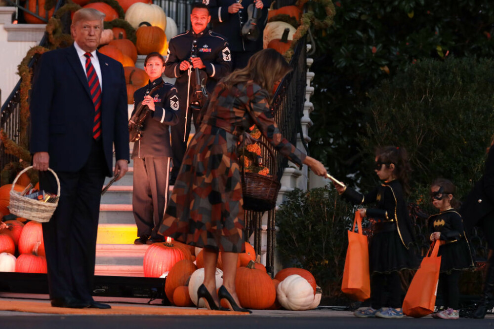 Halloween la Casa Albă. Cum și-au întâmpinat oaspeții Donald și Melania Trump. VIDEO - Imaginea 10