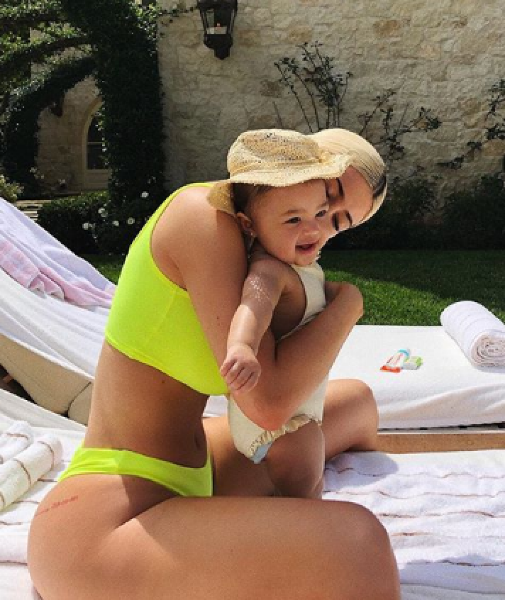 Kylie Jenner și-a surprins din nou fanii pe Instagram. Cum și-a îmbrăcat fiica FOTO - Imaginea 4