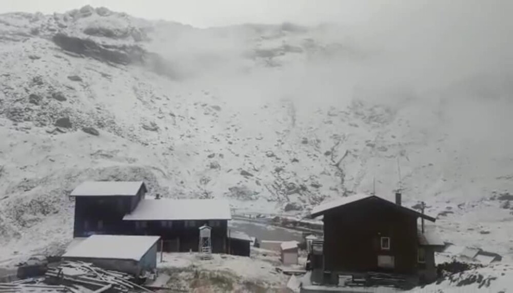 Prima zăpadă din acest sezon. Peisaje mirifice în munții Făgăraș și Bucegi - Imaginea 2
