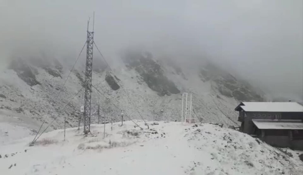 Prima zăpadă din acest sezon. Peisaje mirifice în munții Făgăraș și Bucegi - Imaginea 4