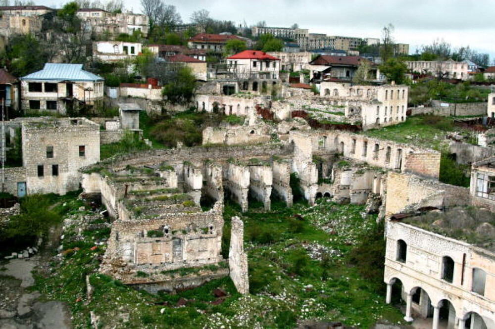 VIDEO. Capitala regiunii Nagorno-Karabah, bombardată de forțele azere - Imaginea 7