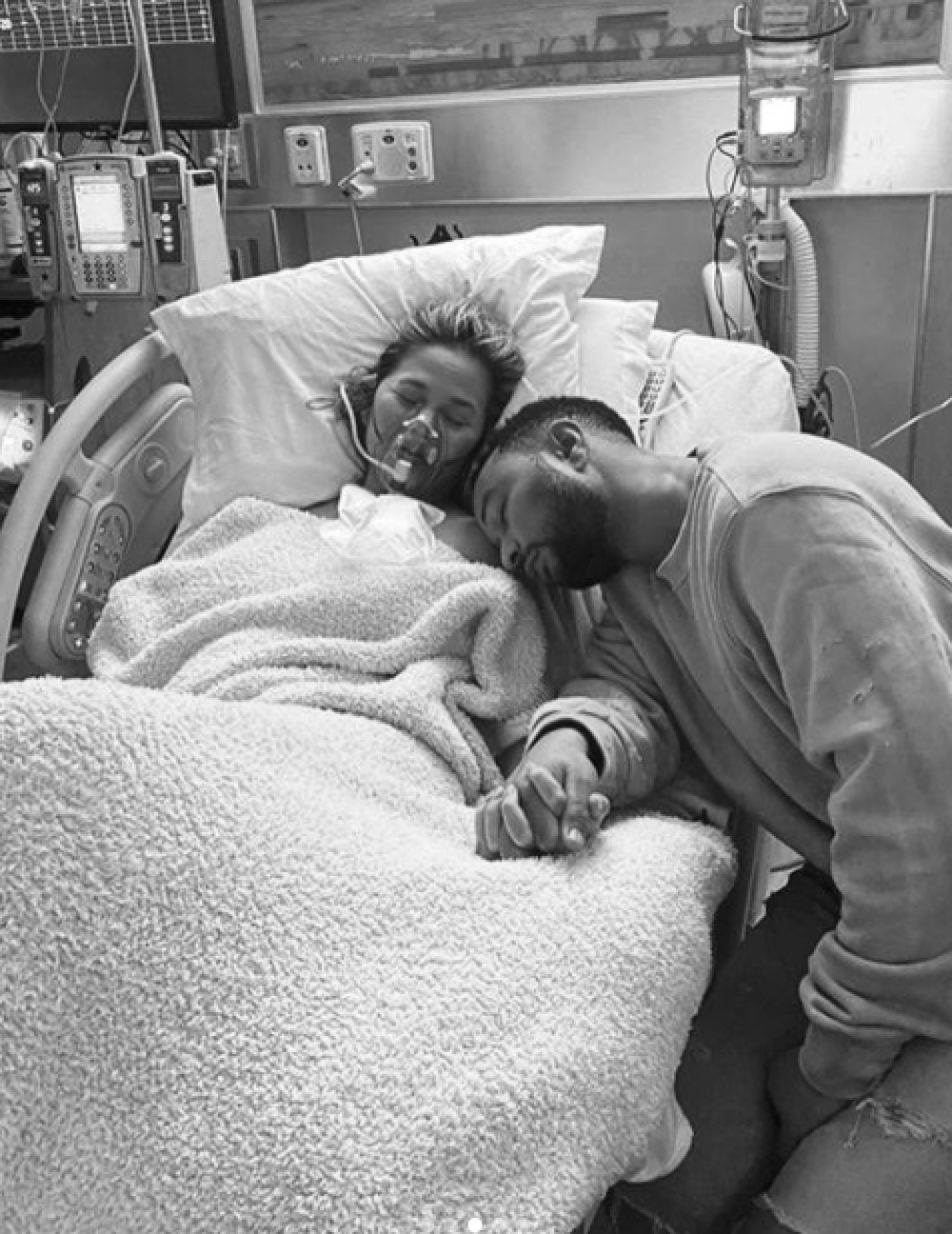 Al treilea copil al lui Chrissy Teigen şi John Legend a murit. Mesajul sfâșietor al celor doi - Imaginea 5