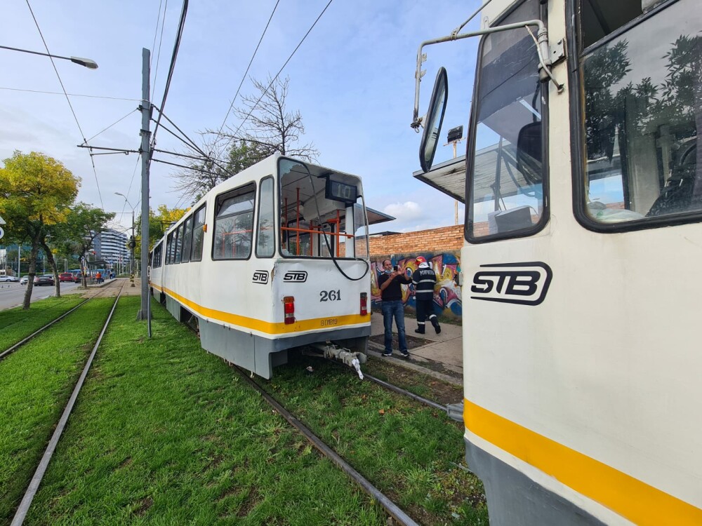 Două tramvaie aflate pe același sens de deplasare s-au ciocnit pe Șoseaua Progresului. Câte persoane au fost rănite - Imaginea 1