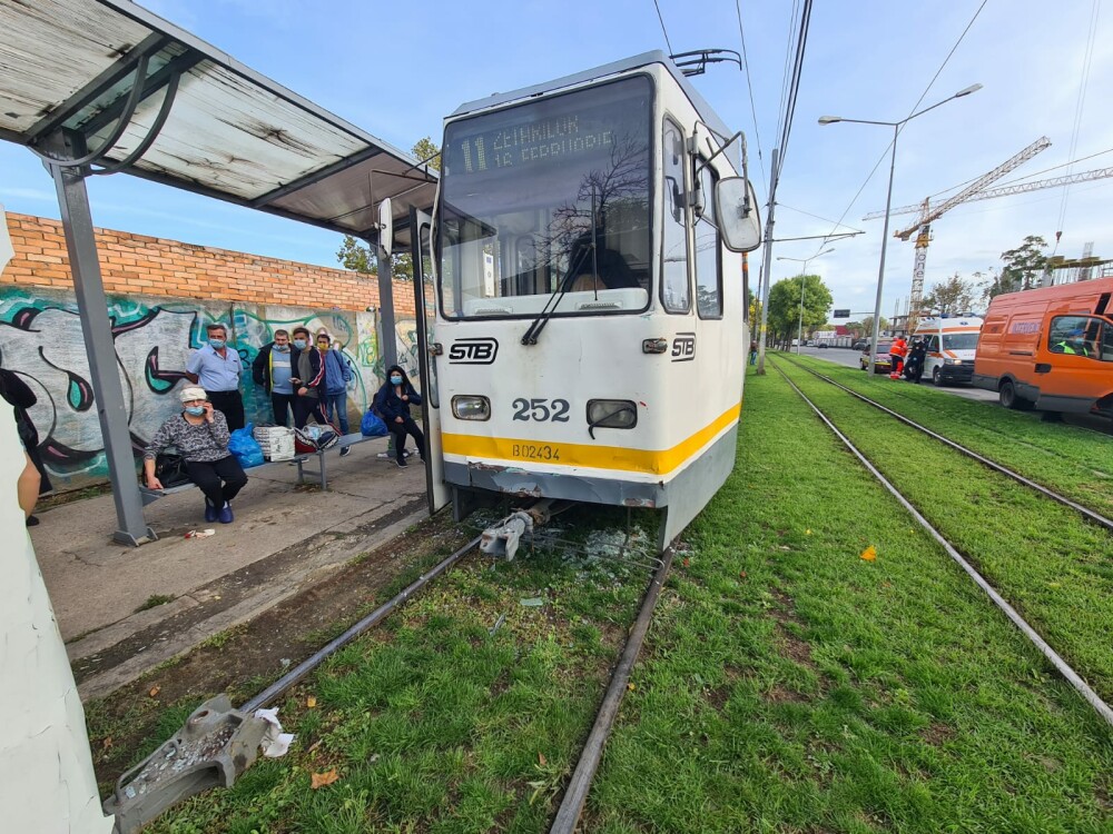 Două tramvaie aflate pe același sens de deplasare s-au ciocnit pe Șoseaua Progresului. Câte persoane au fost rănite - Imaginea 2