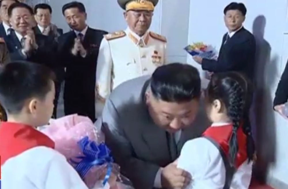 Imagini inedite cu liderul nord-coreean, Kim Jong Un. Cum a fost surprins în timpul paradei militare. VIDEO - Imaginea 2