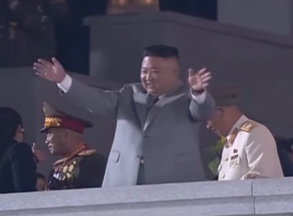 Imagini inedite cu liderul nord-coreean, Kim Jong Un. Cum a fost surprins în timpul paradei militare. VIDEO - Imaginea 4