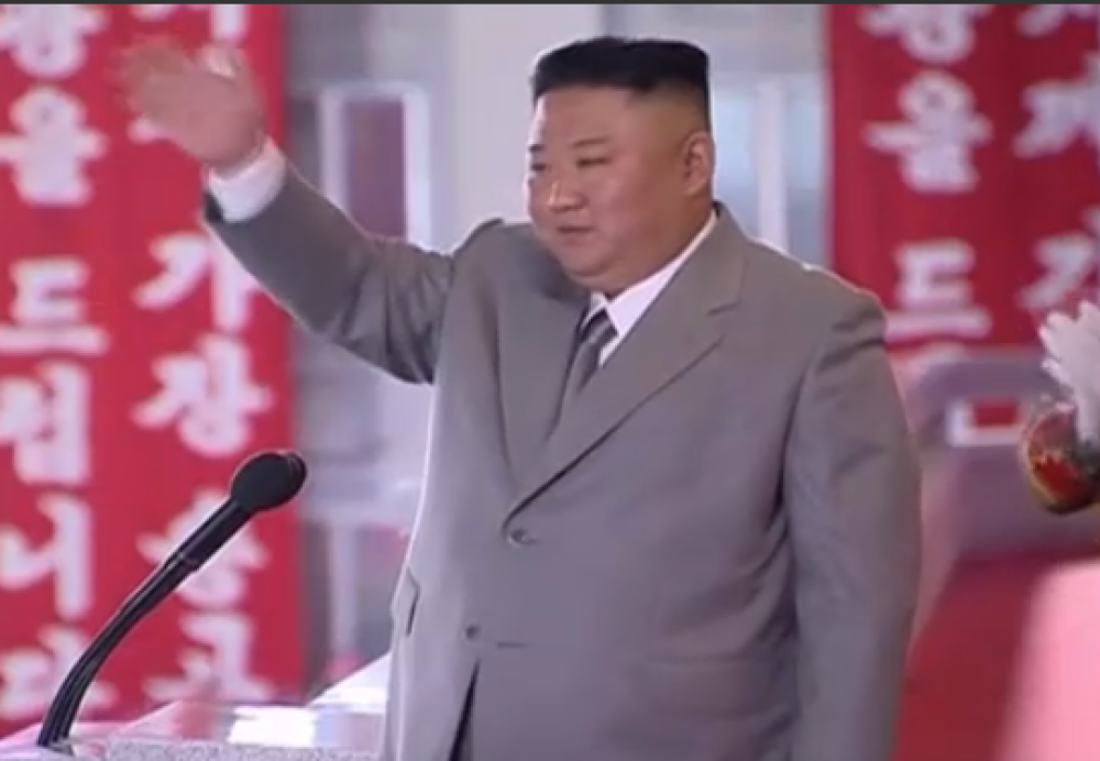Imagini inedite cu liderul nord-coreean, Kim Jong Un. Cum a fost surprins în timpul paradei militare. VIDEO - Imaginea 5