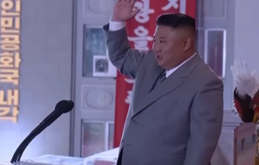 Imagini inedite cu liderul nord-coreean, Kim Jong Un. Cum a fost surprins în timpul paradei militare. VIDEO - Imaginea 7
