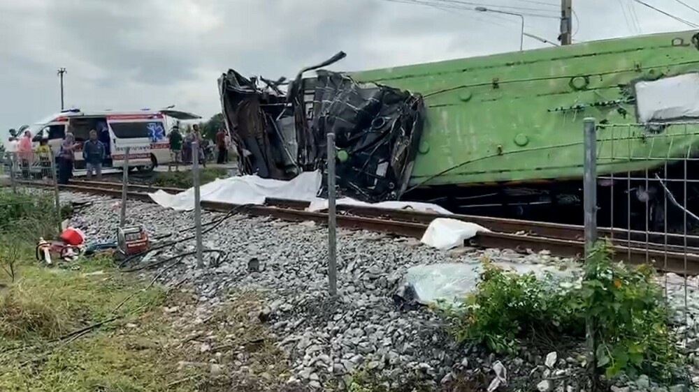 Tragedie de proporții în Thailanda. Zeci de morți, după coliziunea dintre un tren și autobuz de pasageri. VIDEO - Imaginea 1