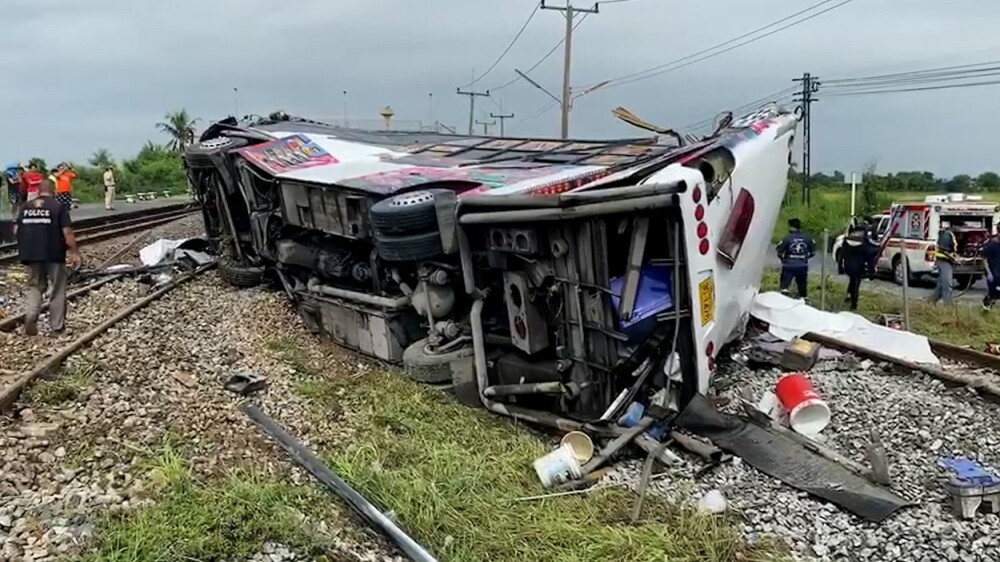 Tragedie de proporții în Thailanda. Zeci de morți, după coliziunea dintre un tren și autobuz de pasageri. VIDEO - Imaginea 2
