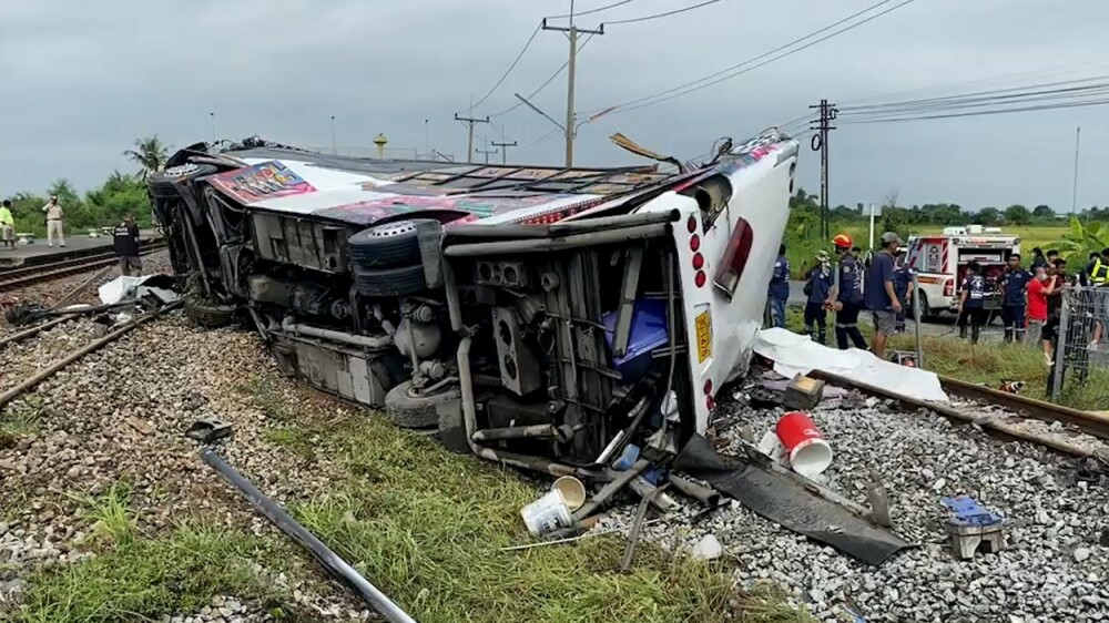 Tragedie de proporții în Thailanda. Zeci de morți, după coliziunea dintre un tren și autobuz de pasageri. VIDEO - Imaginea 4