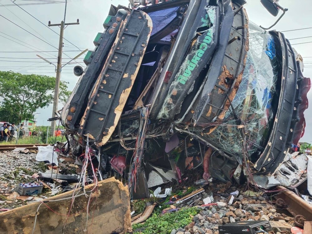 Tragedie de proporții în Thailanda. Zeci de morți, după coliziunea dintre un tren și autobuz de pasageri. VIDEO - Imaginea 6