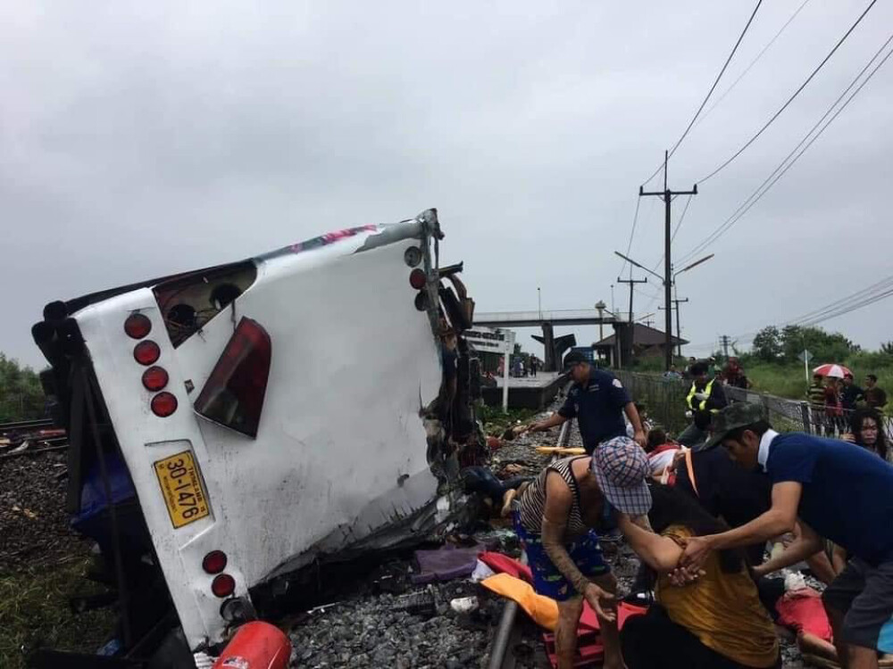 Tragedie de proporții în Thailanda. Zeci de morți, după coliziunea dintre un tren și autobuz de pasageri. VIDEO - Imaginea 7