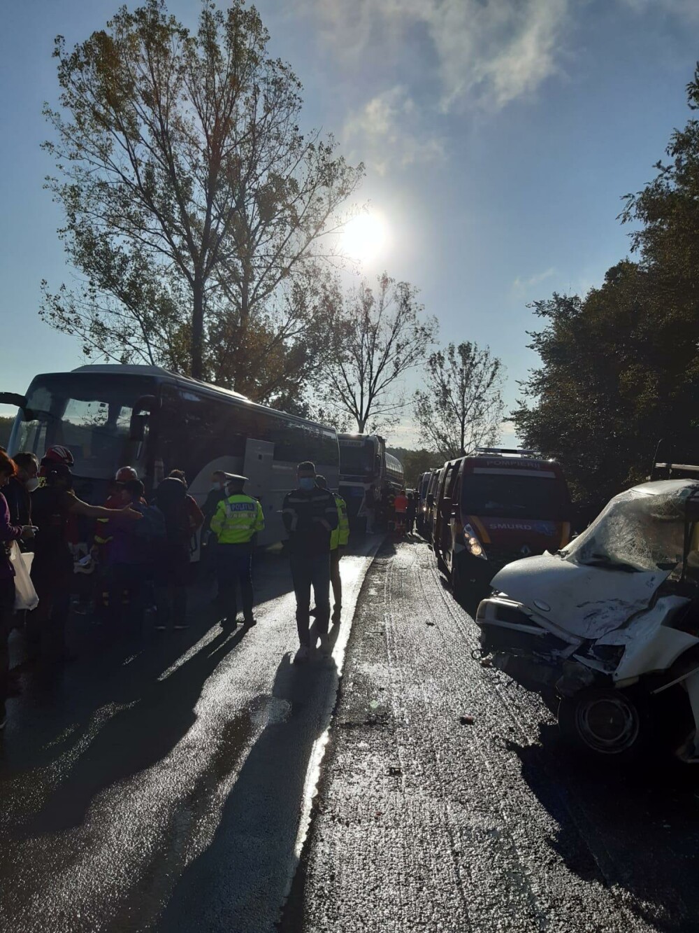 Un autocar plin cu oameni și o dubă s-au ciocnit în Argeș. Opt persoane sunt rănite - Imaginea 3