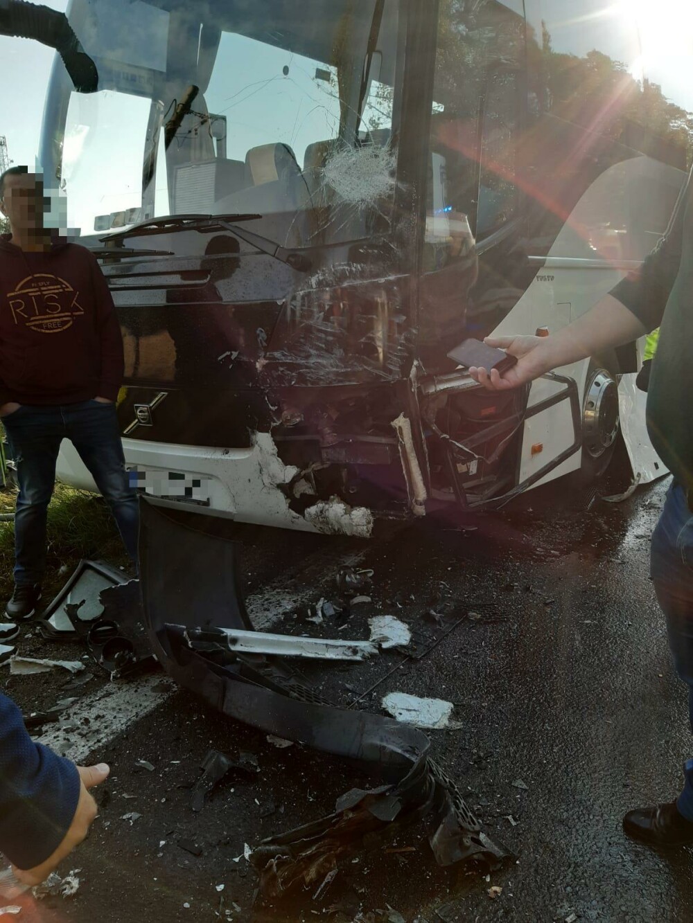 Un autocar plin cu oameni și o dubă s-au ciocnit în Argeș. Opt persoane sunt rănite - Imaginea 4