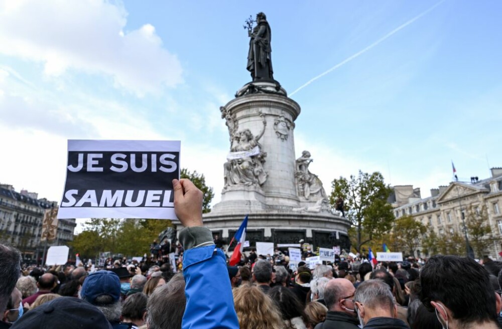 Zeci de mii de francezi au ieșit în stradă pentru a-l omagia pe profesorul decapitat în Paris - Imaginea 2