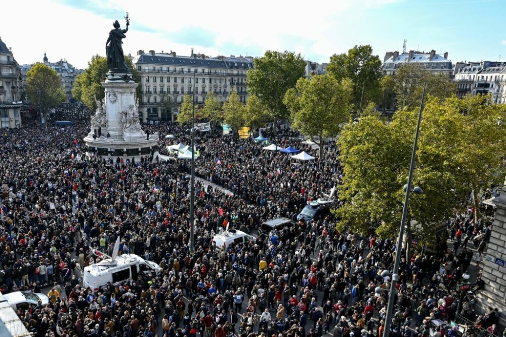 Zeci de mii de francezi au ieșit în stradă pentru a-l omagia pe profesorul decapitat în Paris - Imaginea 4
