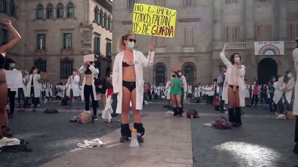 VIDEO. Proteste extreme în Spania. Medicii s-au dezbrăcat în piață, ca să atragă atenția - Imaginea 1