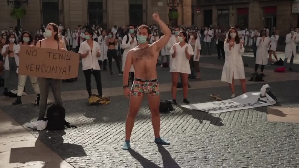 VIDEO. Proteste extreme în Spania. Medicii s-au dezbrăcat în piață, ca să atragă atenția - Imaginea 2