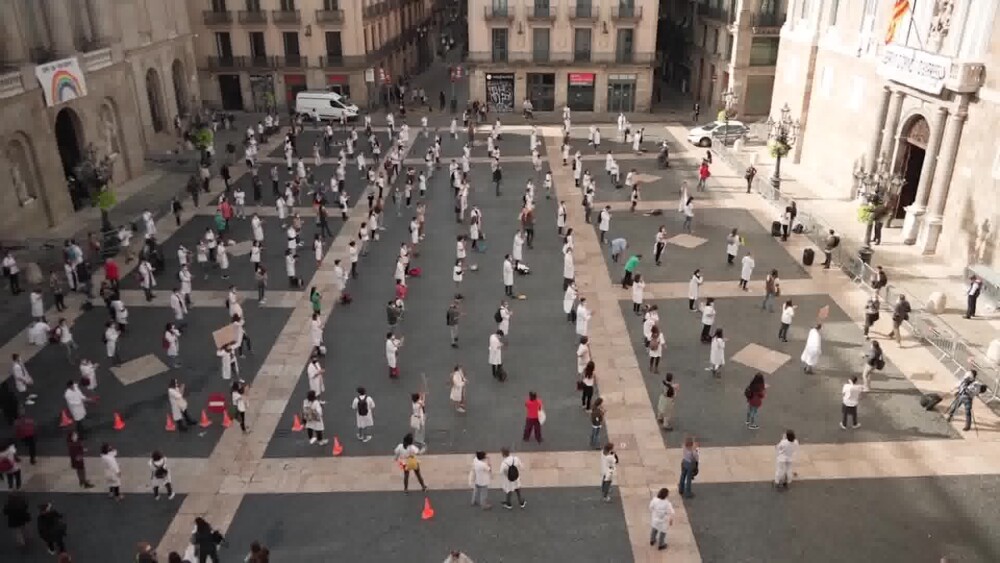 VIDEO. Proteste extreme în Spania. Medicii s-au dezbrăcat în piață, ca să atragă atenția - Imaginea 3