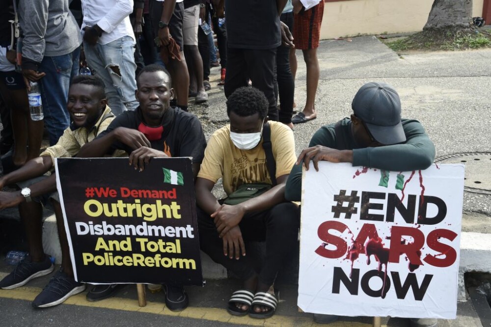 Incidente șocante în Nigeria. Proteste față de violența poliției, reprimate cu focuri de armă - Imaginea 1
