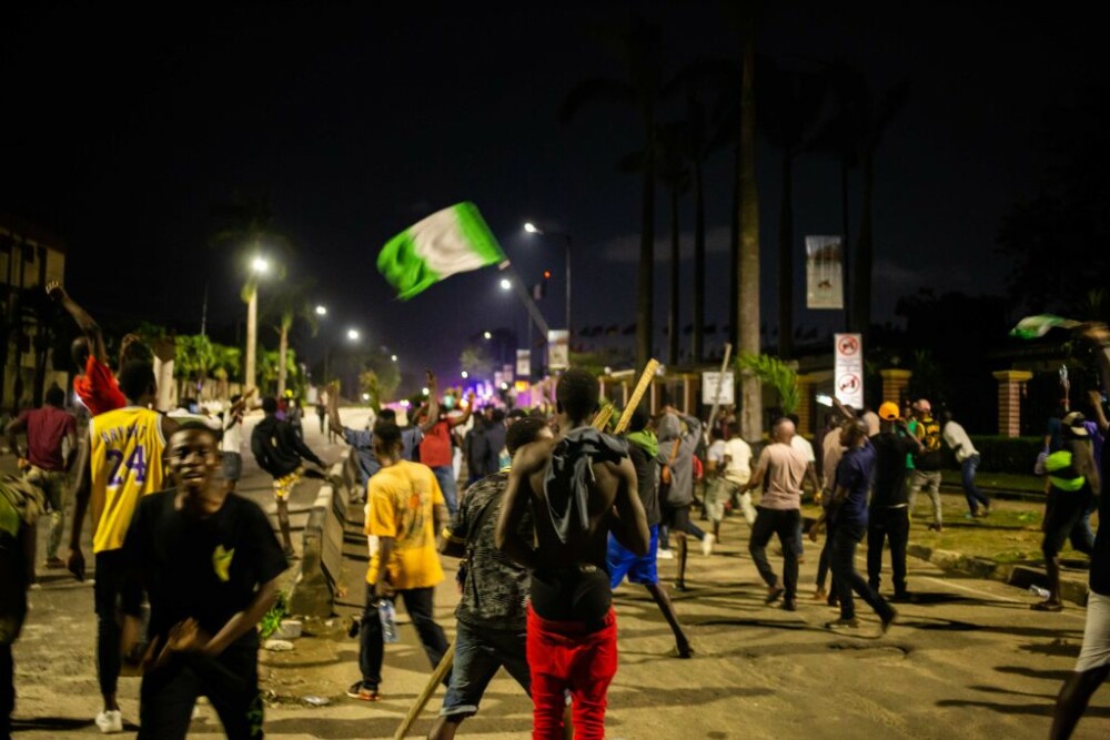 Incidente șocante în Nigeria. Proteste față de violența poliției, reprimate cu focuri de armă - Imaginea 4