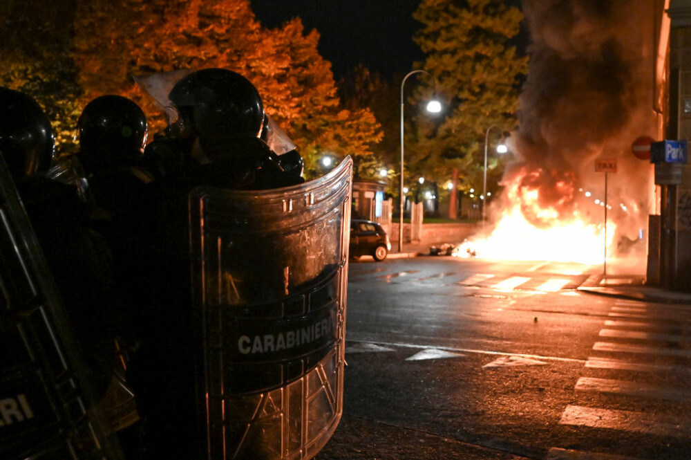 Proteste de amploare în Italia, după ce s-au impus noi restricții în contextul crizei sanitare. GALERIE FOTO - Imaginea 1