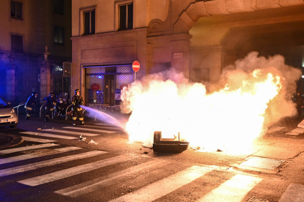 Proteste de amploare în Italia, după ce s-au impus noi restricții în contextul crizei sanitare. GALERIE FOTO - Imaginea 2
