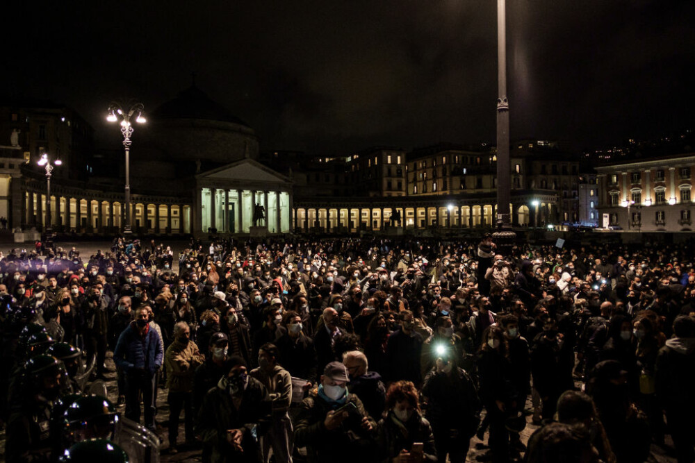 Proteste de amploare în Italia, după ce s-au impus noi restricții în contextul crizei sanitare. GALERIE FOTO - Imaginea 5