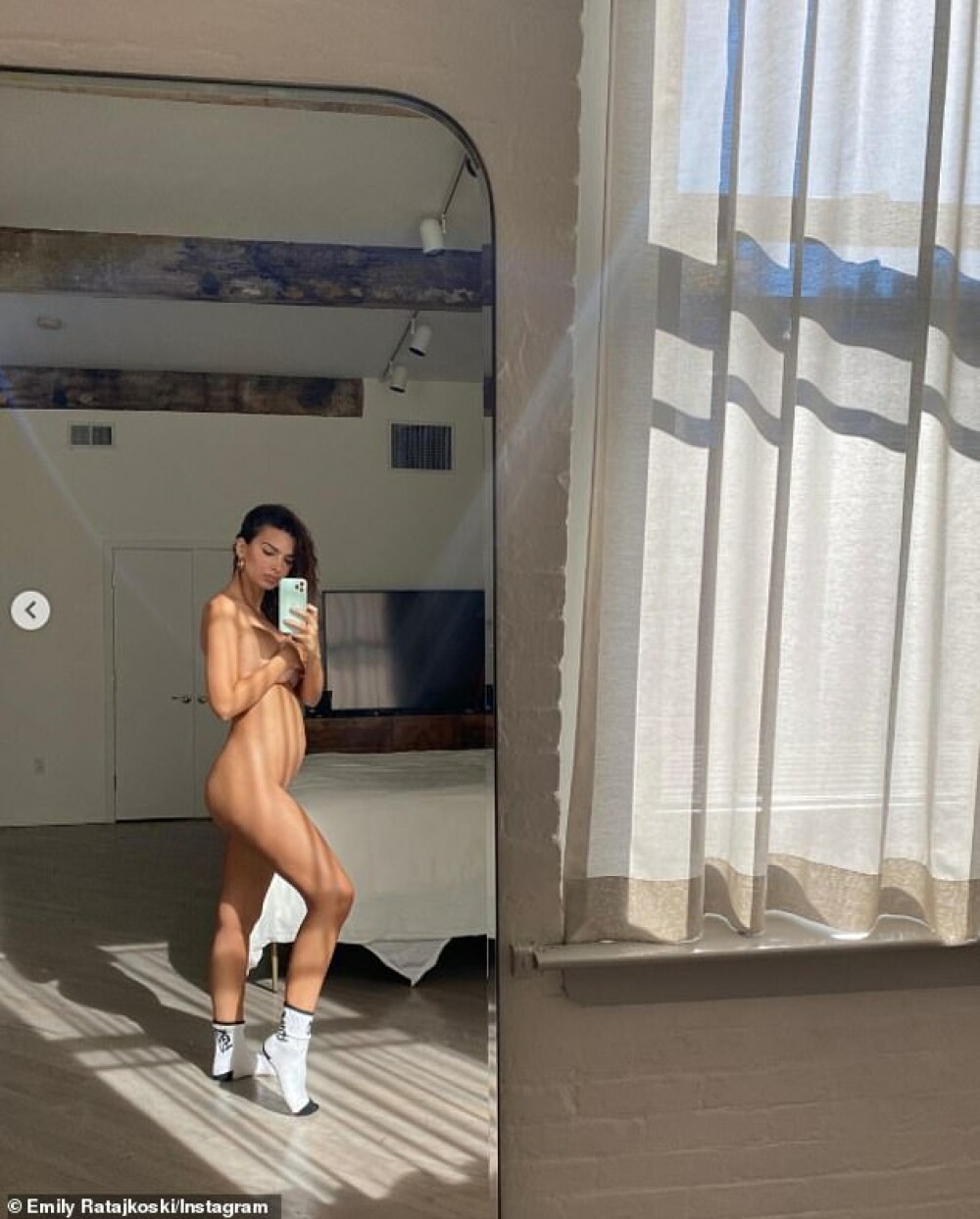 Emily Ratajkowski este însărcinată cu primul copil. Primele imagini nud cu super modelul - Imaginea 2