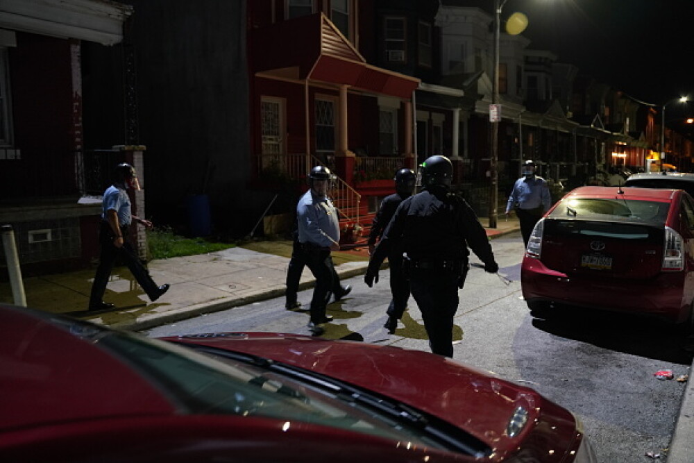 Ciocniri violente în Philadelphia, după ce un afro-american a fost împușcat mortal de poliție. GALERIE FOTO - Imaginea 11