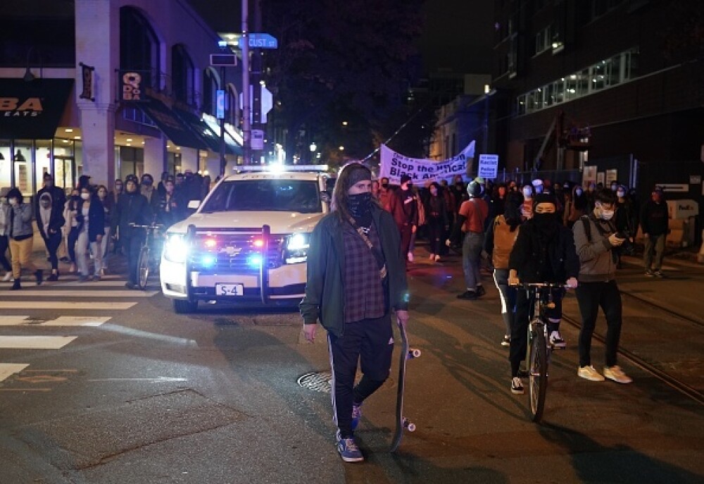 Ciocniri violente în Philadelphia, după ce un afro-american a fost împușcat mortal de poliție. GALERIE FOTO - Imaginea 9