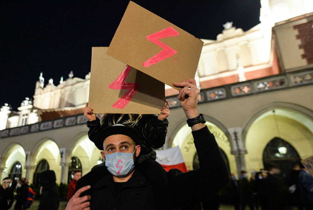 Greve ale femeilor din Polonia, în semn de protest față de înăsprirea legislaţiei privind avortul. GALERIE FOTO - Imaginea 2