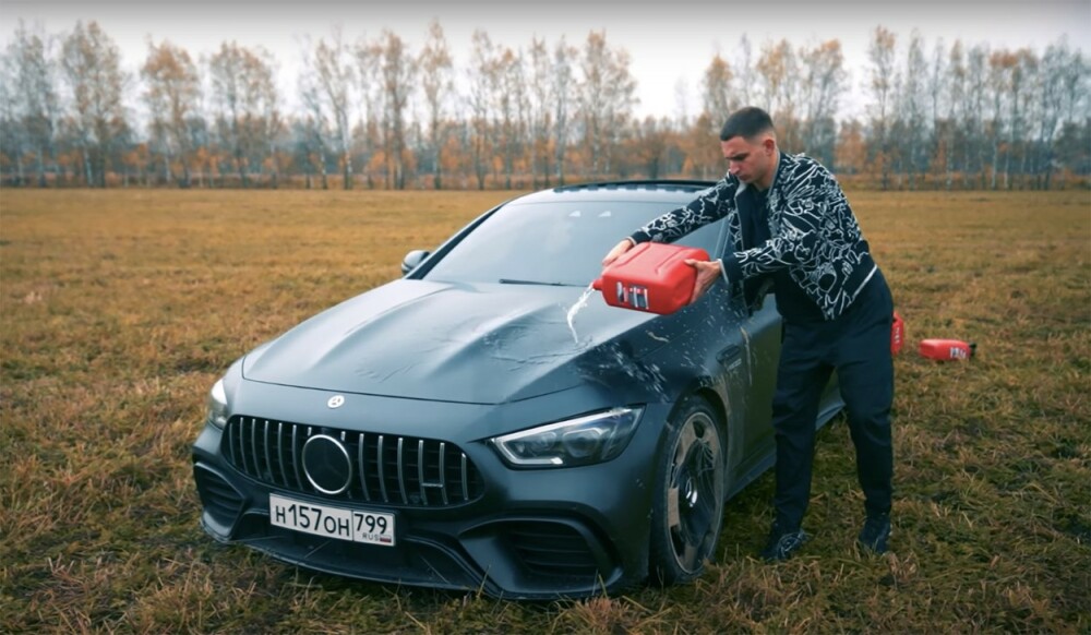VIDEO. Un vlogger rus și-a incendiat Mercedesul de 145.000 de euro pentru că avea câteva defecțiuni - Imaginea 1