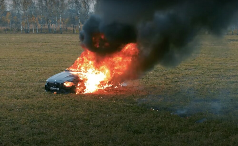 VIDEO. Un vlogger rus și-a incendiat Mercedesul de 145.000 de euro pentru că avea câteva defecțiuni - Imaginea 2