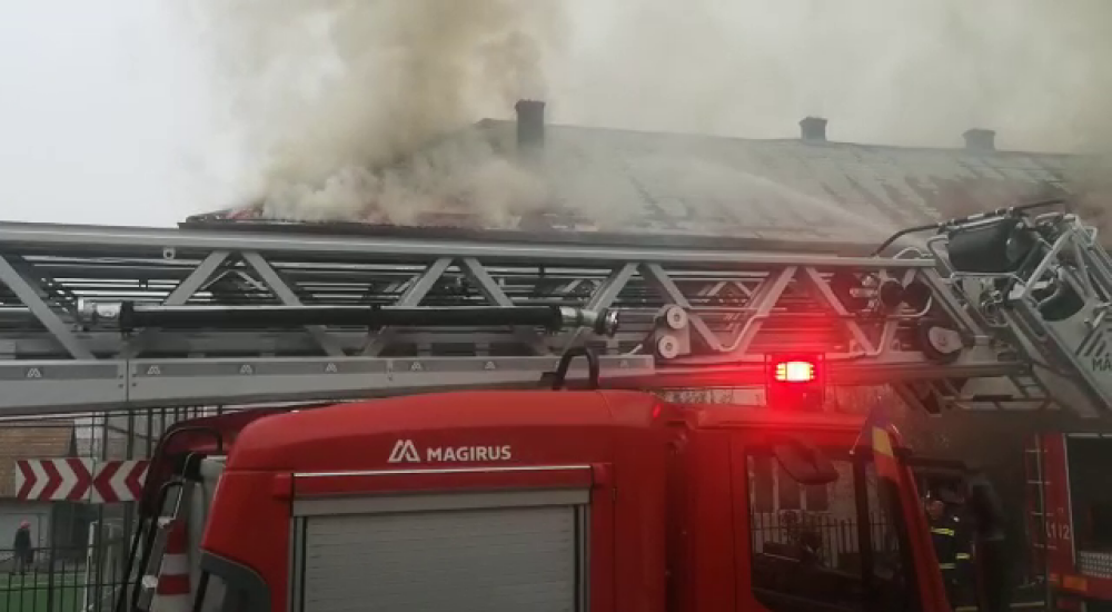 Un incendiu puternic a cuprins o școală din județul Alba. Câte persoane se aflau în instituție. FOTO - Imaginea 2