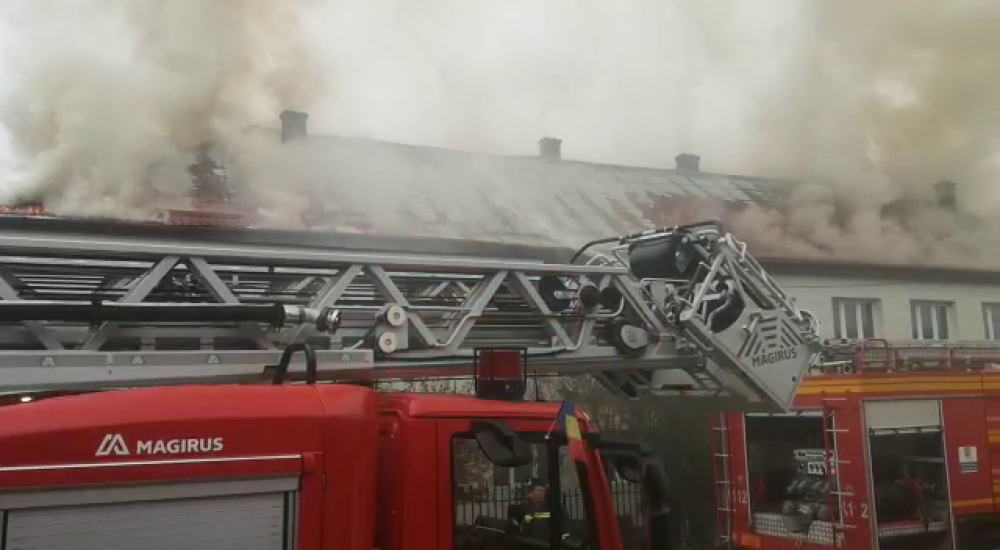 Un incendiu puternic a cuprins o școală din județul Alba. Câte persoane se aflau în instituție. FOTO - Imaginea 3