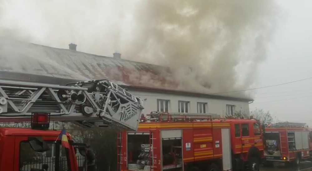 Un incendiu puternic a cuprins o școală din județul Alba. Câte persoane se aflau în instituție. FOTO - Imaginea 4